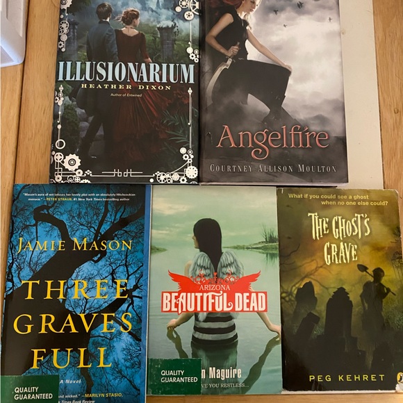 Books - Picture 3 of 8